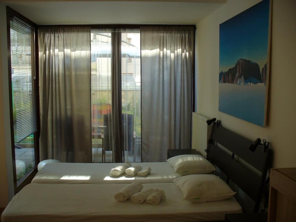 Garden Apartment With Garage In Central 프라하 외부 사진