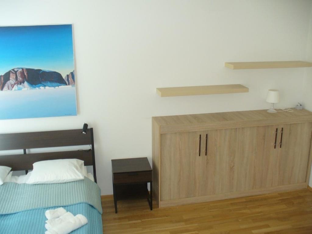 Garden Apartment With Garage In Central 프라하 외부 사진