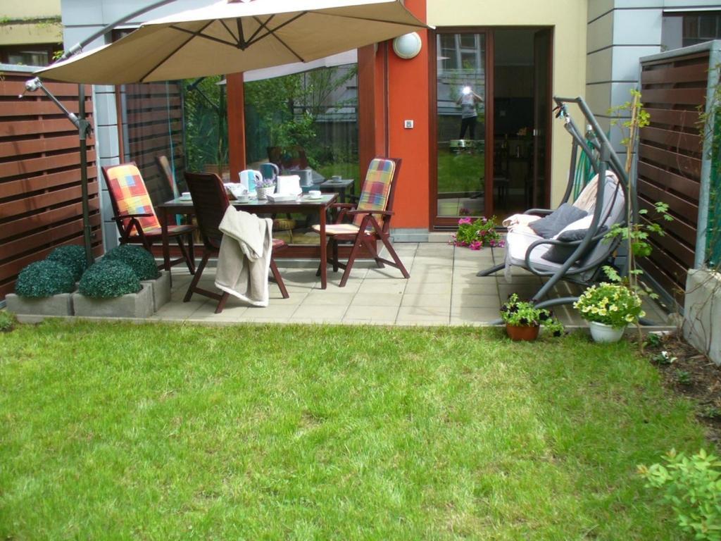 Garden Apartment With Garage In Central 프라하 외부 사진