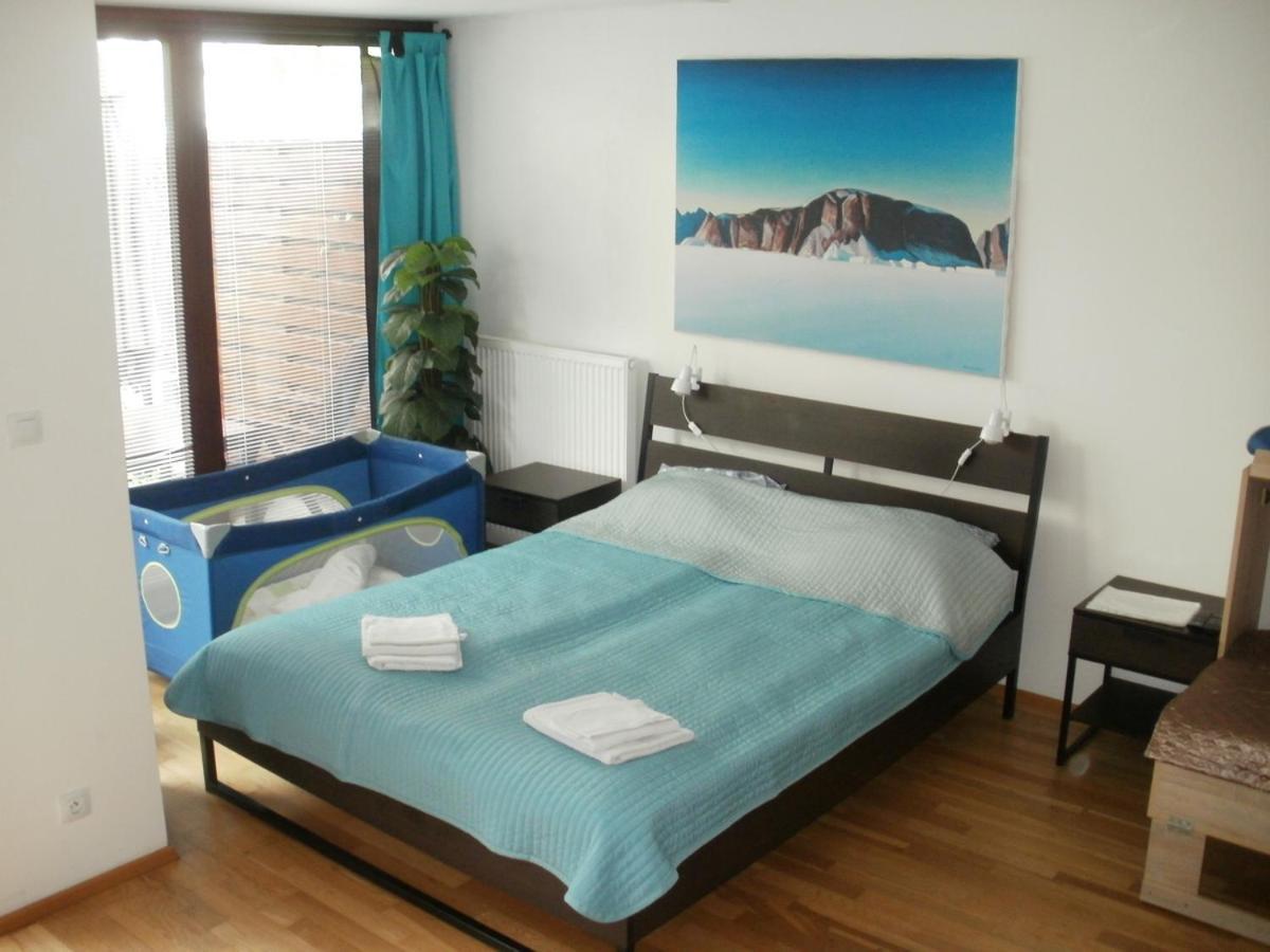 Garden Apartment With Garage In Central 프라하 외부 사진