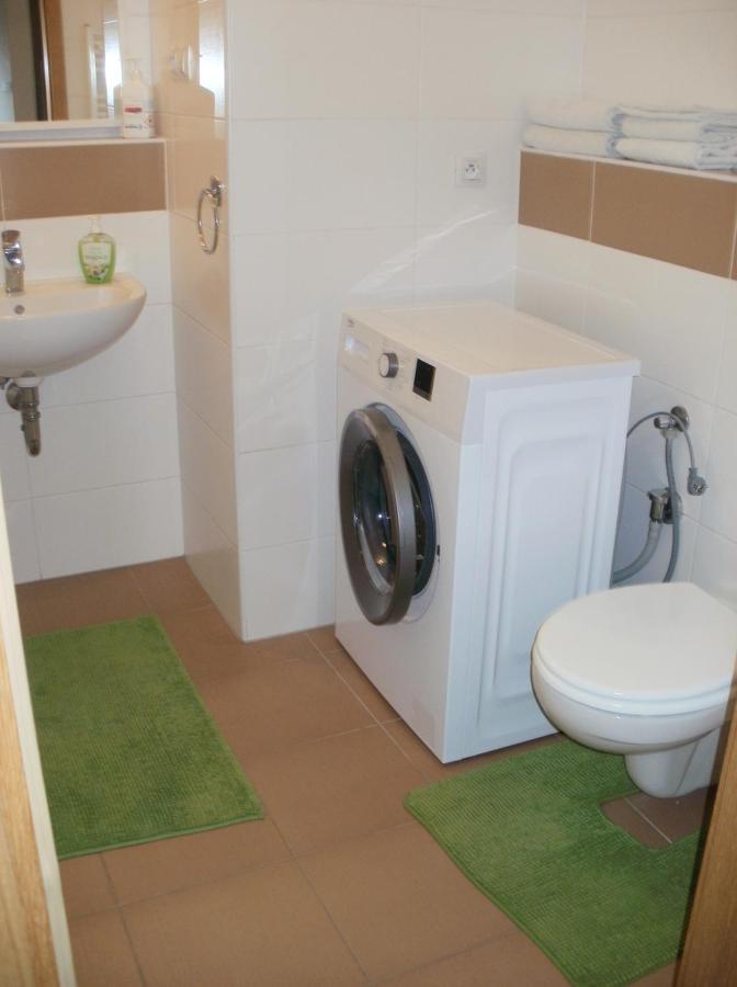 Garden Apartment With Garage In Central 프라하 외부 사진